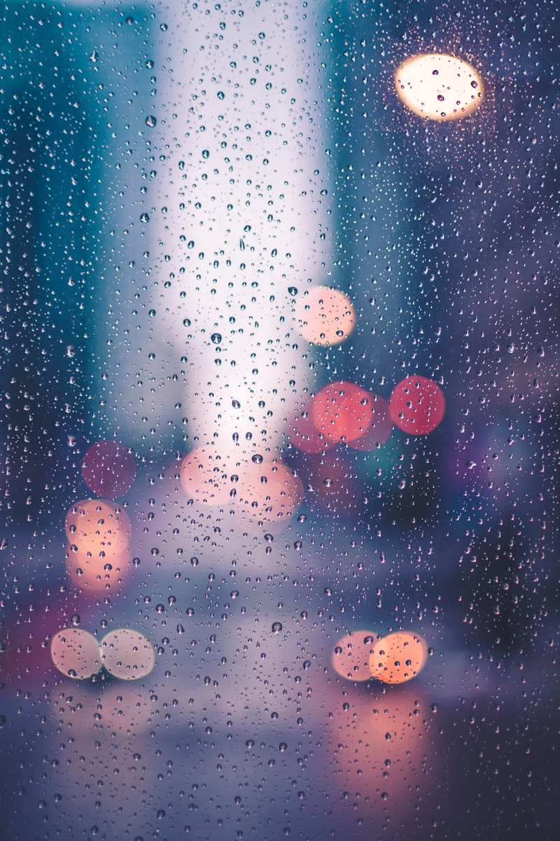 玻璃窗上的雨滴与远山
